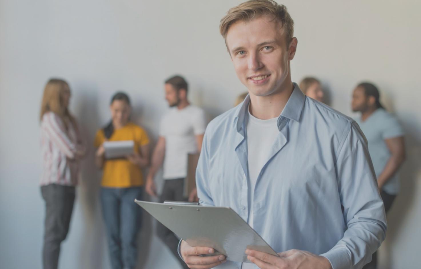 Marktanalyst bei der Auswertung komplexer Datensätze am modernen Arbeitsplatz