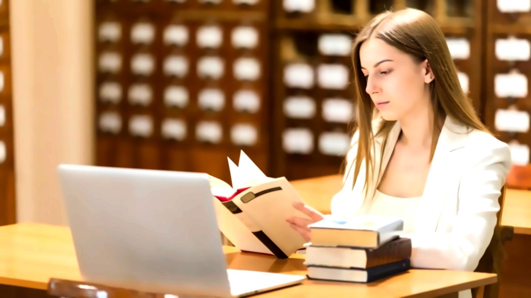 Detaillierte Marktforschungsunterlagen und Analysediagramme auf einem Schreibtisch