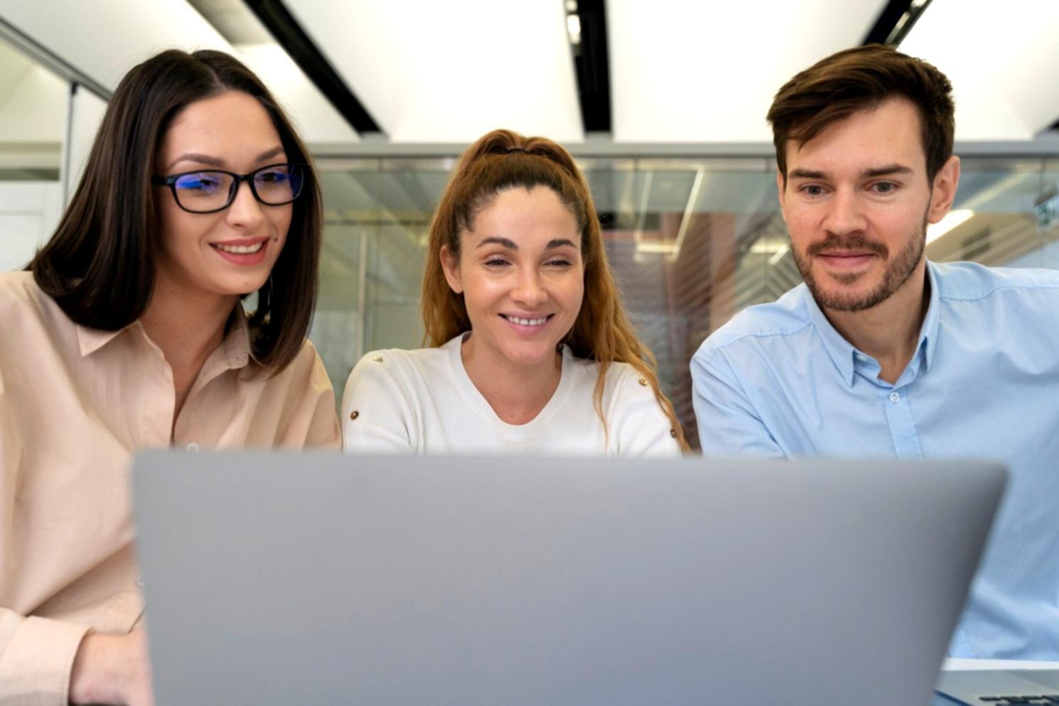 Strategische Planungssitzung mit Geschäftsdiagrammen und Marktdaten