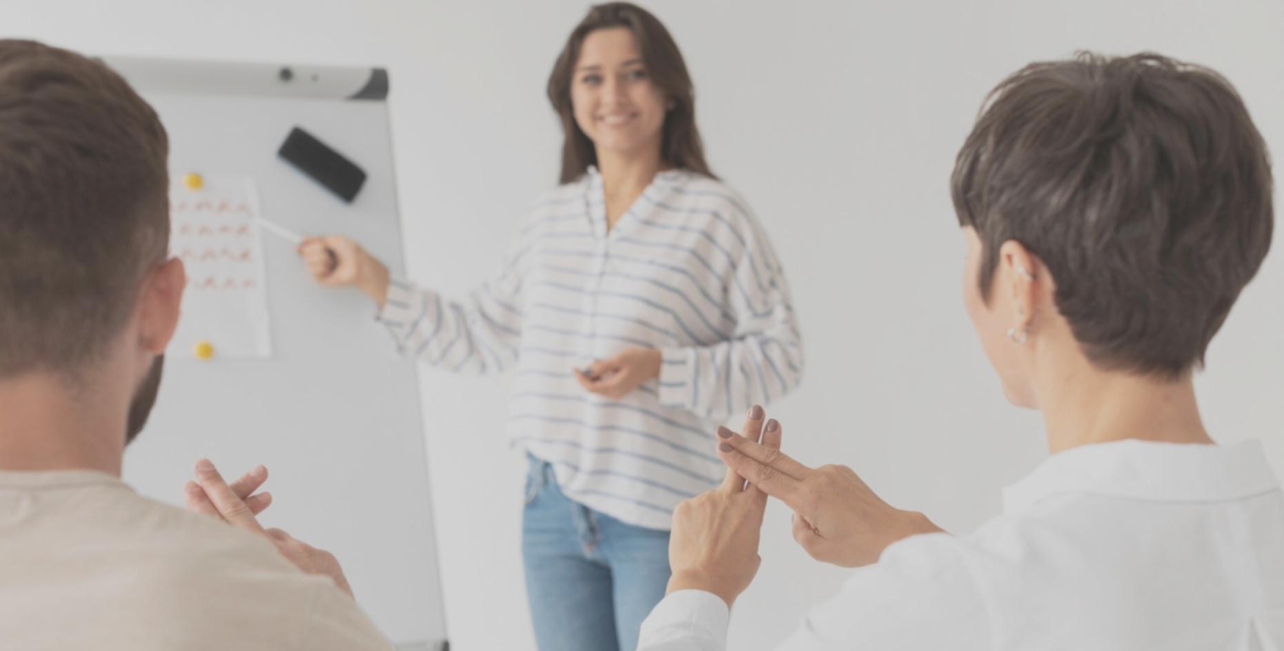 Teilnehmer arbeiten gemeinsam an Marktanalysen mit Charts und Daten